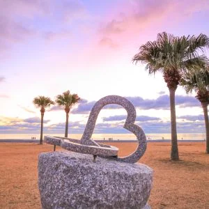 無料壁紙 朝焼けとハートのモニュメント。PCとデスクトップ壁紙に最適な4K高画質の無料壁紙。三重県御浜町の七里御浜ふれあいビーチで撮影したフリー写真素材