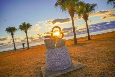 無料壁紙 令和４年の初日の出。PCとデスクトップ壁紙に最適な4K高画質の無料壁紙。三重県御浜町の七里御浜ふれあいビーチで撮影したフリー写真素材