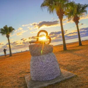 無料壁紙 令和４年の初日の出。PCとデスクトップ壁紙に最適な4K高画質の無料壁紙。三重県御浜町の七里御浜ふれあいビーチで撮影したフリー写真素材