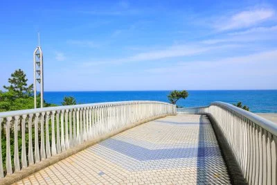 無料壁紙 歩道橋から眺める七里御浜海岸。PCとデスクトップ壁紙に最適な4K高画質の無料壁紙。三重県御浜町の七里御浜ふれあいビーチで撮影したフリー写真素材