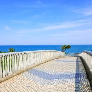 無料壁紙 歩道橋から眺める七里御浜海岸。PCとデスクトップ壁紙に最適な4K高画質の無料壁紙。三重県御浜町の七里御浜ふれあいビーチで撮影したフリー写真素材