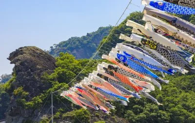 無料壁紙 獅子岩と鯉のぼり。PCとデスクトップ壁紙に最適な4K高画質の無料壁紙。三重県熊野市の七里御浜で撮影したフリー写真素材