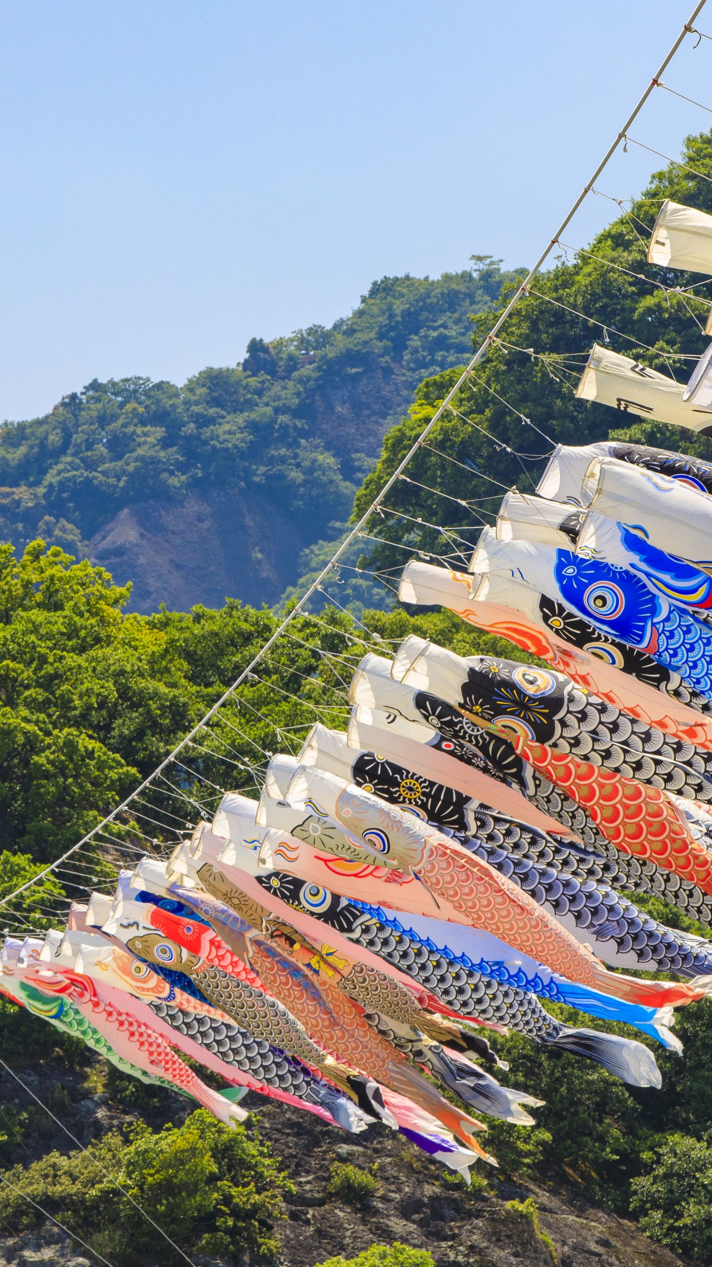 無料壁紙 獅子岩と鯉のぼり。PCとデスクトップ壁紙に最適な4K高画質の無料壁紙。三重県熊野市の七里御浜で撮影したフリー写真素材