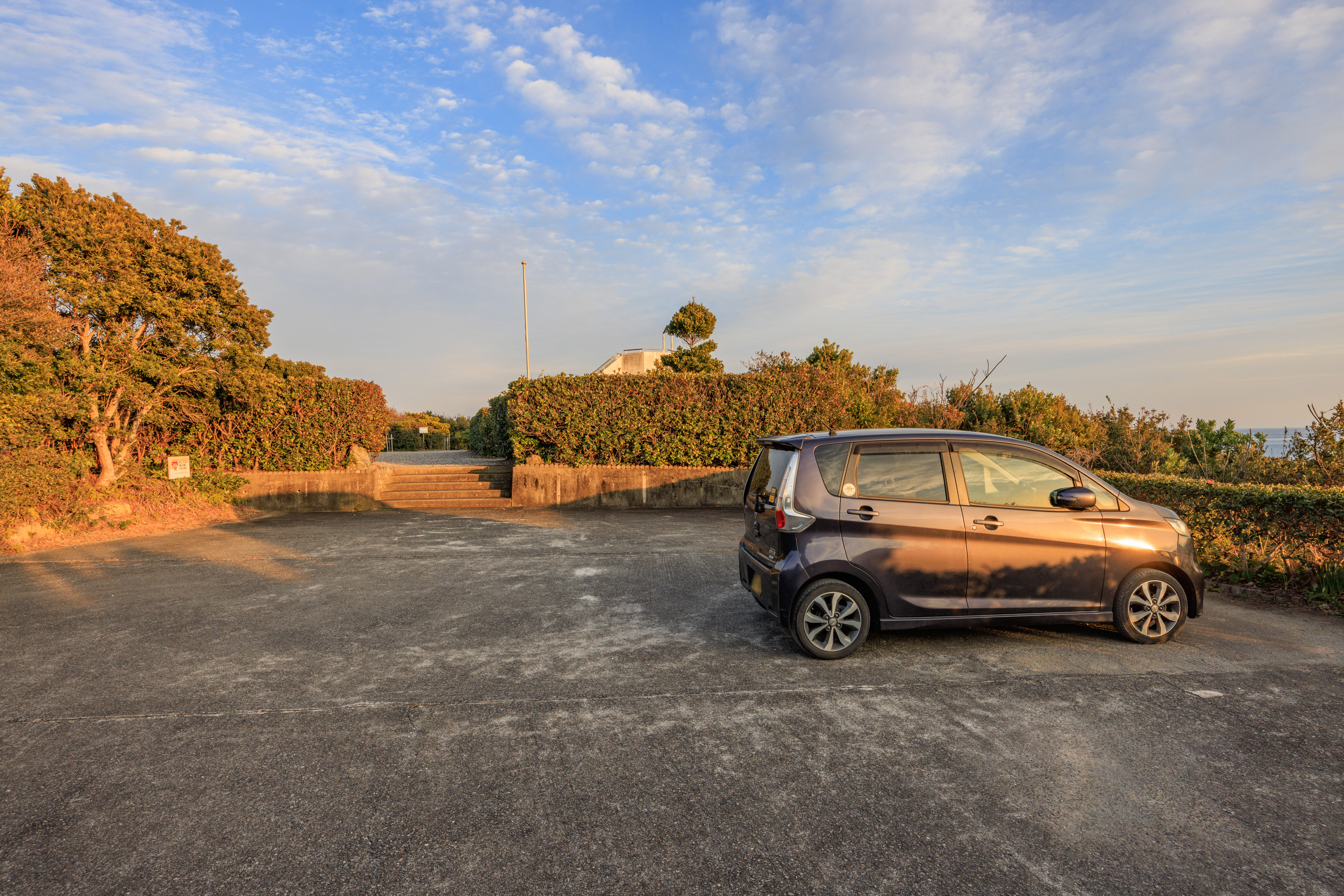 無料壁紙 菅崎園地の駐車場。PCとデスクトップ壁紙に最適な4K高画質の無料壁紙。三重県鳥羽市の菅崎園地(春雨展望台)で撮影したフリー写真素材