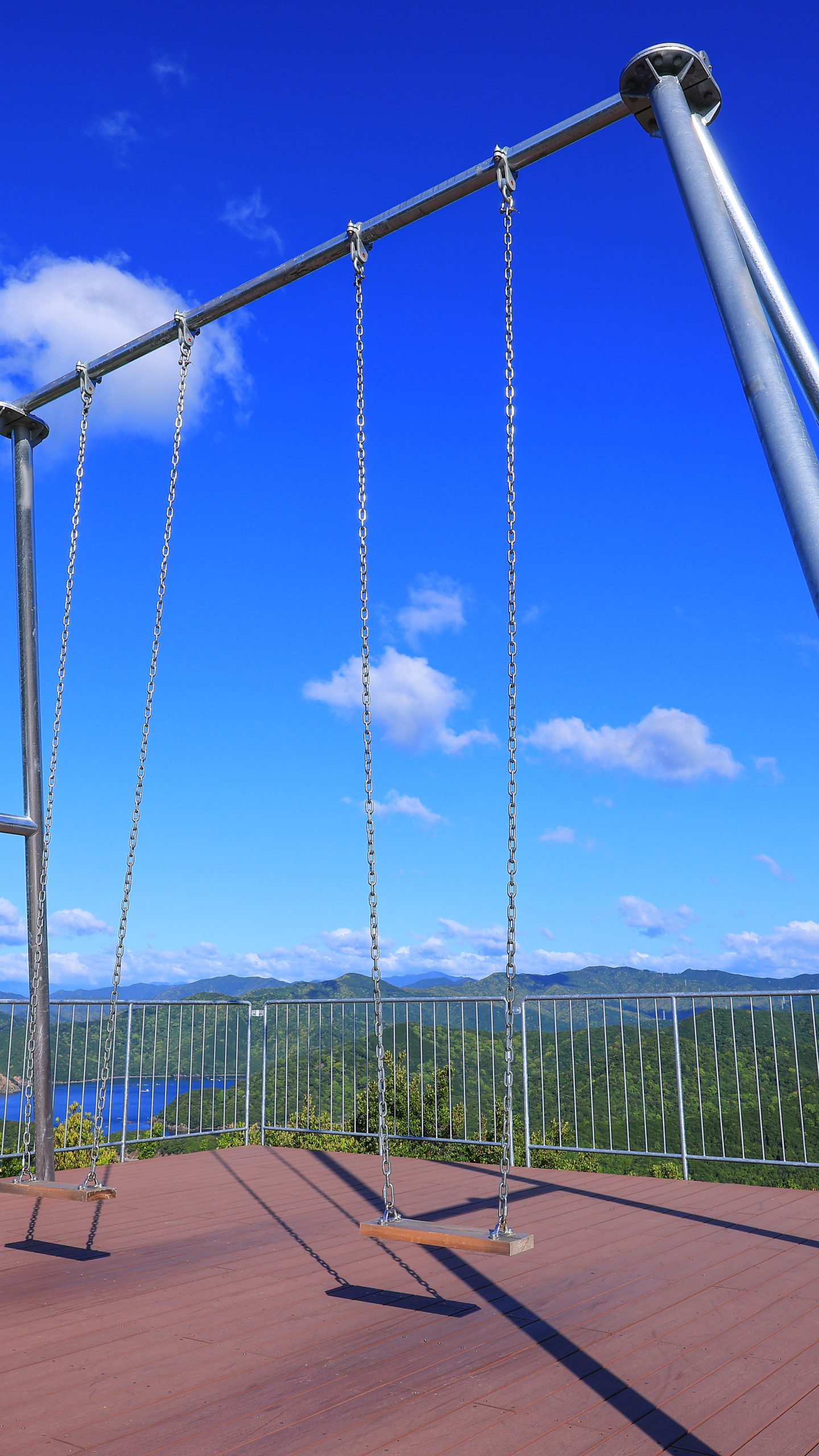 初夏の青空(三重県南伊勢町・たちばな展望台 天空のブランコ)