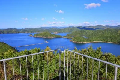 無料壁紙 展望台からはリアス海岸を眺められる。PCとデスクトップ壁紙に最適な4K高画質の無料壁紙。三重県南伊勢町のたちばな展望台 天空のブランコで撮影したフリー写真素材