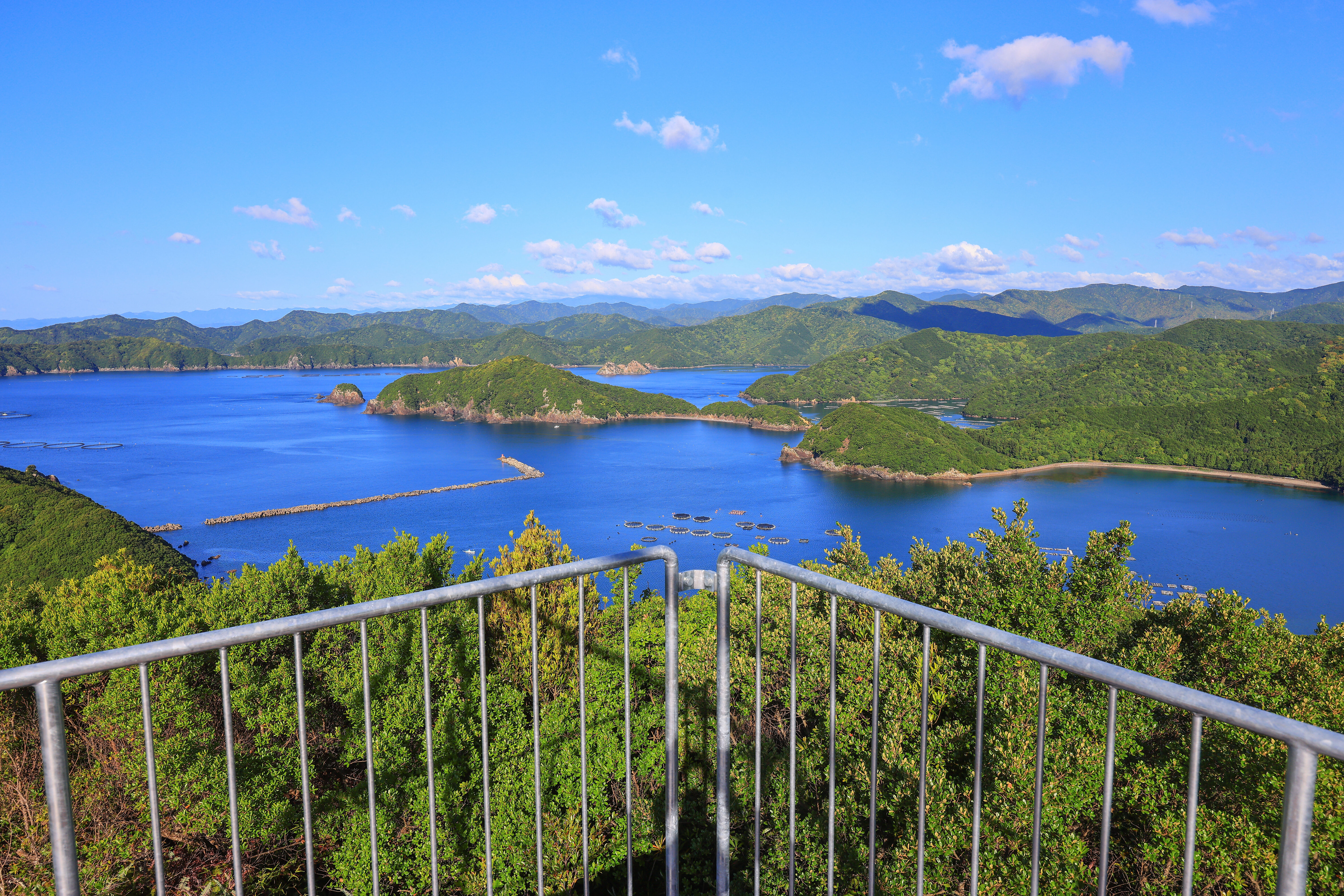 展望台からはリアス海岸を眺められる(三重県南伊勢町・たちばな展望台 天空のブランコ)