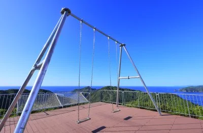 無料壁紙 海を一望できるロケーション。PCとデスクトップ壁紙に最適な4K高画質の無料壁紙。三重県南伊勢町のたちばな展望台 天空のブランコで撮影したフリー写真素材