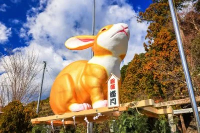 無料壁紙 うさぎジャンボ干支を見上げる。PCとデスクトップ壁紙に最適な4K高画質の無料壁紙。三重県津市の辰水神社のジャンボ干支で撮影したフリー写真素材