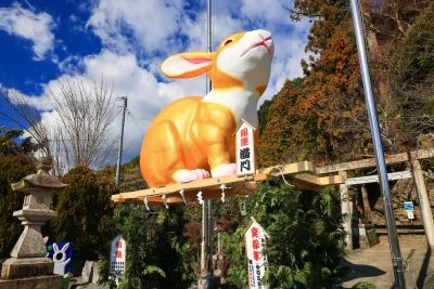 無料壁紙 うさぎジャンボ干支の潜り門。PCとデスクトップ壁紙に最適な4K高画質の無料壁紙。三重県津市の辰水神社のジャンボ干支で撮影したフリー写真素材