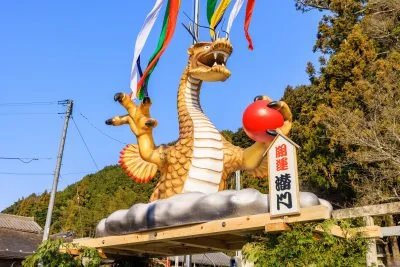 無料壁紙 黄金に輝く辰のジャンボ干支。PCとデスクトップ壁紙に最適な4K高画質の無料壁紙。三重県津市の辰水神社のジャンボ干支で撮影したフリー写真素材