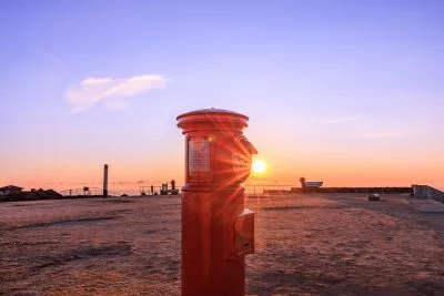 無料壁紙 郵便受けに差し掛かる日の出。PCとデスクトップ壁紙に最適な4K高画質の無料壁紙。三重県伊勢市の天空のポストで撮影したフリー写真素材