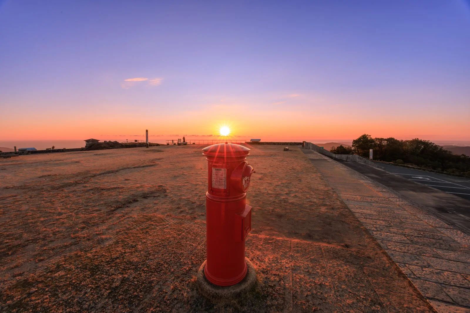 無料壁紙 冬の日の出と天空のポストと朝熊山頂。PCとデスクトップ壁紙に最適な4K高画質の無料壁紙。三重県伊勢市の天空のポストで撮影したフリー写真素材