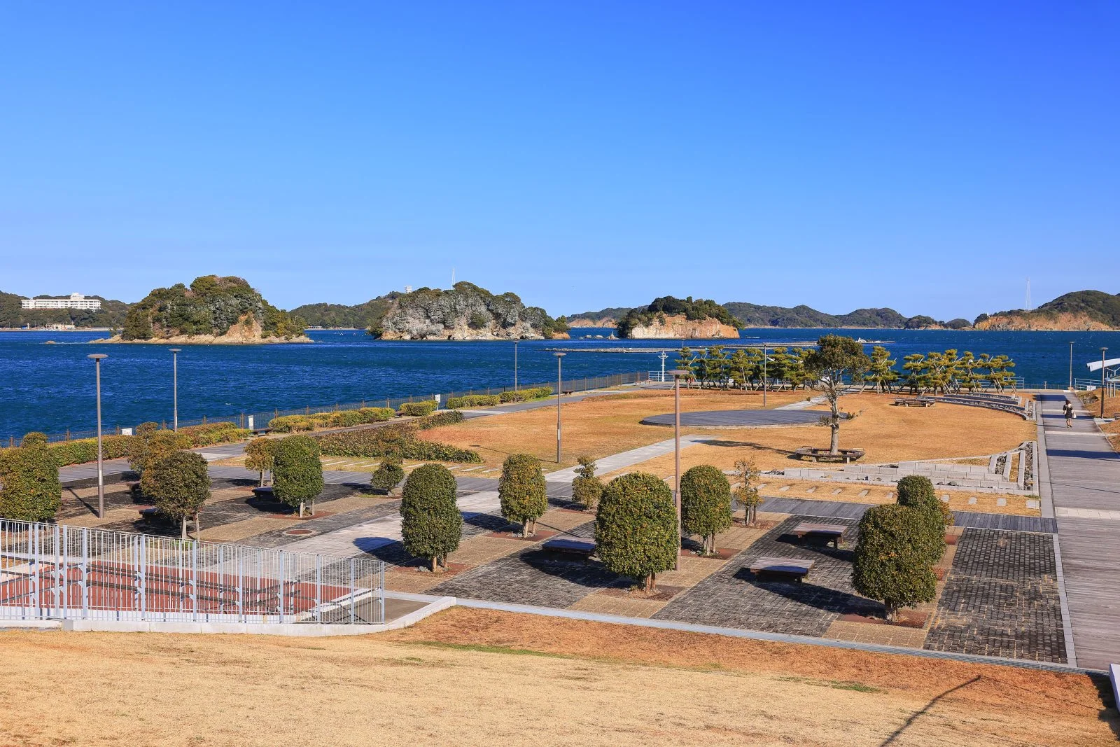 無料壁紙 かもめ広場の全体。PCとデスクトップ壁紙に最適な4K高画質の無料壁紙。三重県鳥羽市の鳥羽マリンターミナルで撮影したフリー写真素材