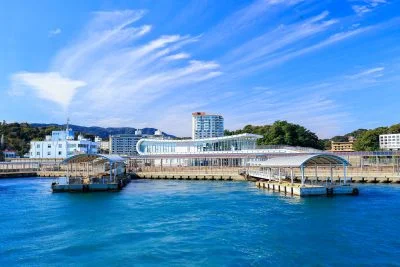 無料壁紙 船上から眺める鳥羽マリンターミナル。PCとデスクトップ壁紙に最適な4K高画質の無料壁紙。三重県鳥羽市の鳥羽マリンターミナルで撮影したフリー写真素材