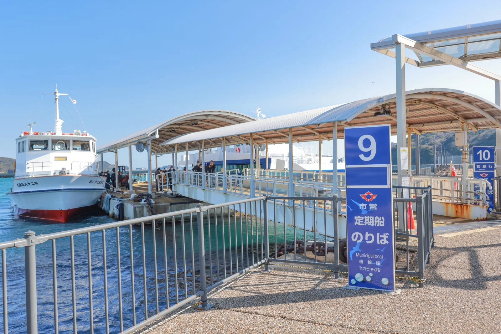 無料壁紙 市営定期船乗り場に停泊する第28鳥羽丸。PCとデスクトップ壁紙に最適な4K高画質の無料壁紙。三重県鳥羽市の鳥羽マリンターミナルで撮影したフリー写真素材