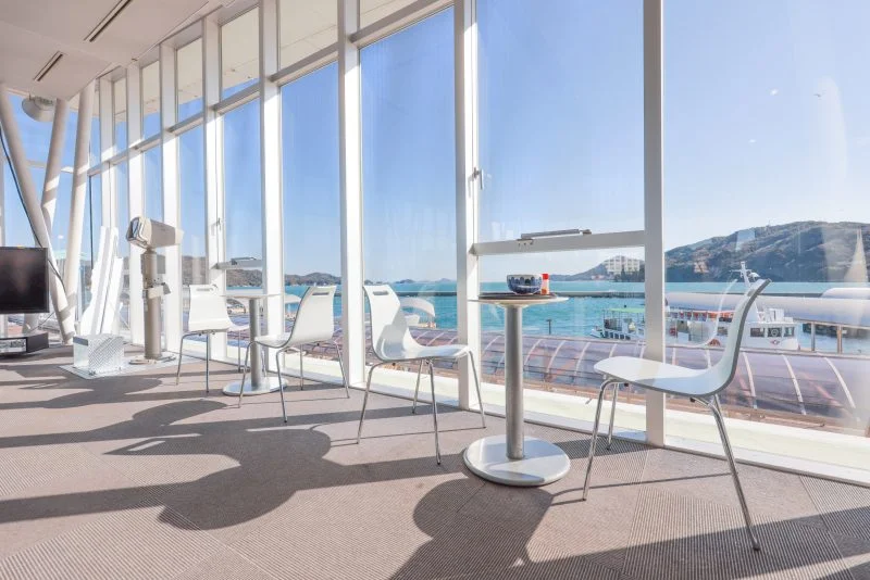 無料壁紙 ２階交流ラウンジから眺める鳥羽湾。PCとデスクトップ壁紙に最適な4K高画質の無料壁紙。三重県鳥羽市の鳥羽マリンターミナルで撮影したフリー写真素材