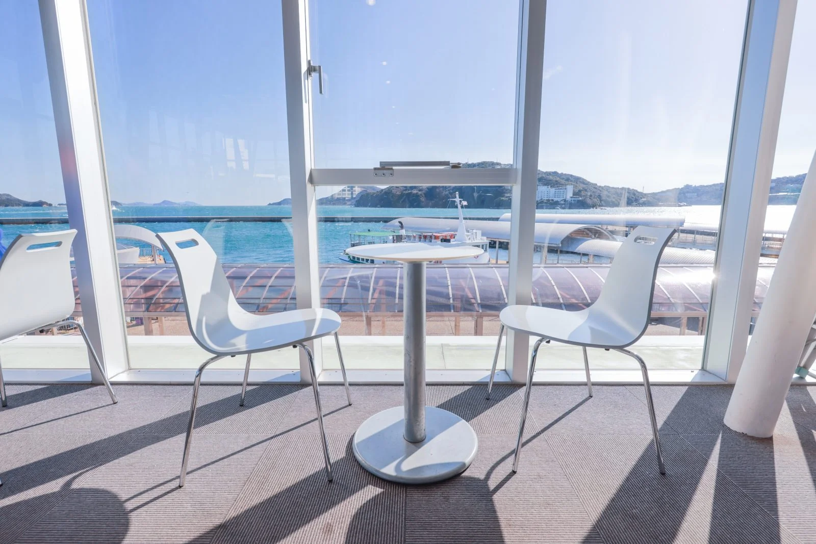 無料壁紙 ２階交流ラウンジの窓際。PCとデスクトップ壁紙に最適な4K高画質の無料壁紙。三重県鳥羽市の鳥羽マリンターミナルで撮影したフリー写真素材
