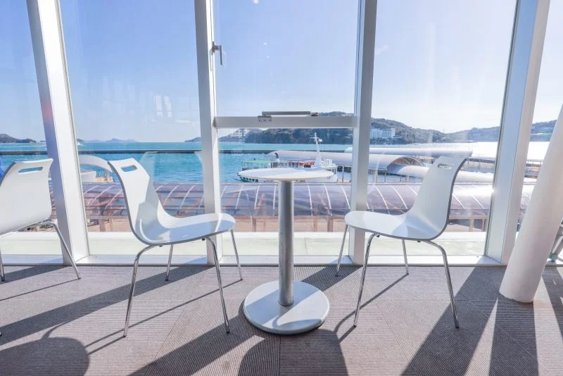 無料壁紙 ２階交流ラウンジの窓際。PCとデスクトップ壁紙に最適な4K高画質の無料壁紙。三重県鳥羽市の鳥羽マリンターミナルで撮影したフリー写真素材