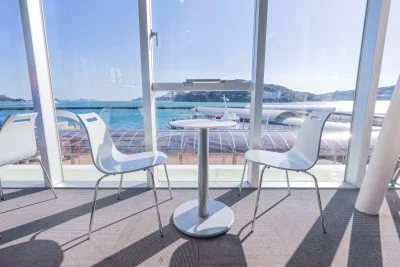 無料壁紙 ２階交流ラウンジの窓際。PCとデスクトップ壁紙に最適な4K高画質の無料壁紙。三重県鳥羽市の鳥羽マリンターミナルで撮影したフリー写真素材