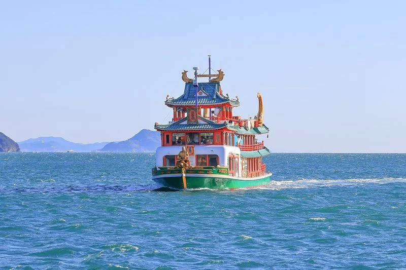 無料壁紙 大型船「龍宮城」。PCとデスクトップ壁紙に最適な4K高画質の無料壁紙。三重県鳥羽市の鳥羽マリンターミナルで撮影したフリー写真素材