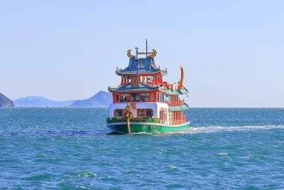 無料壁紙 大型船「龍宮城」。PCとデスクトップ壁紙に最適な4K高画質の無料壁紙。三重県鳥羽市の鳥羽マリンターミナルで撮影したフリー写真素材