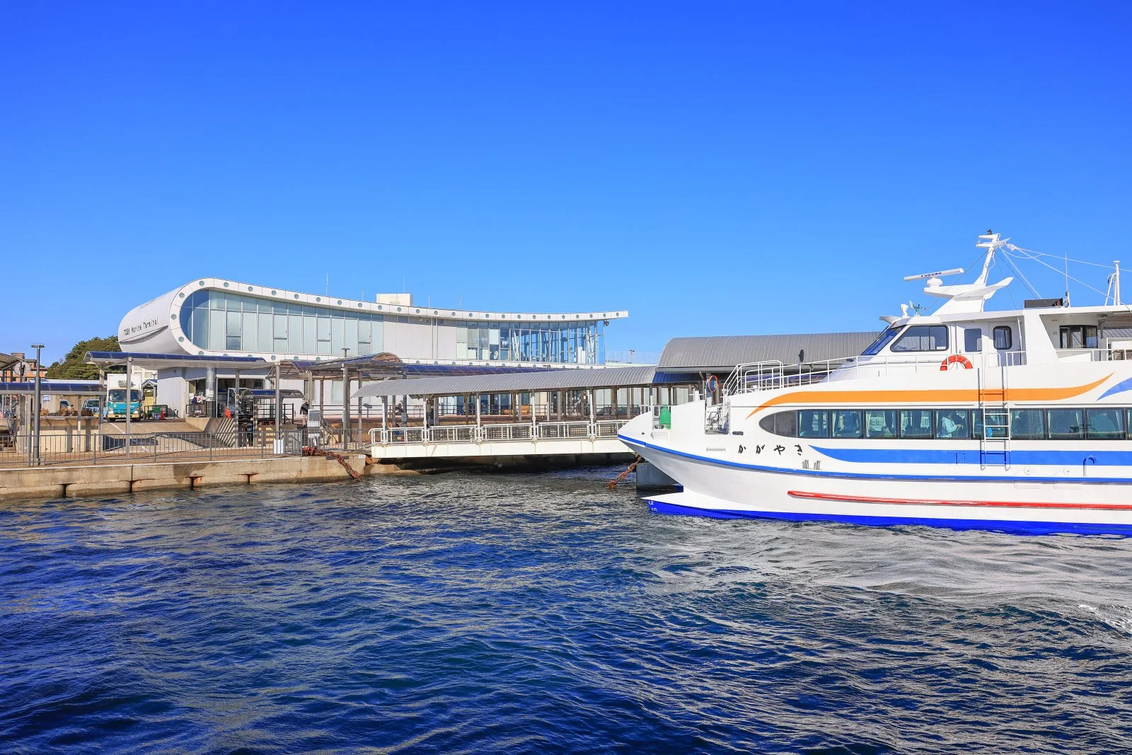 無料壁紙 定期船乗り場に停泊する船。PCとデスクトップ壁紙に最適な4K高画質の無料壁紙。三重県鳥羽市の鳥羽マリンターミナルで撮影したフリー写真素材