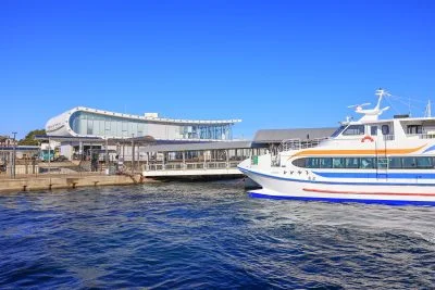 無料壁紙 定期船乗り場に停泊する船。PCとデスクトップ壁紙に最適な4K高画質の無料壁紙。三重県鳥羽市の鳥羽マリンターミナルで撮影したフリー写真素材
