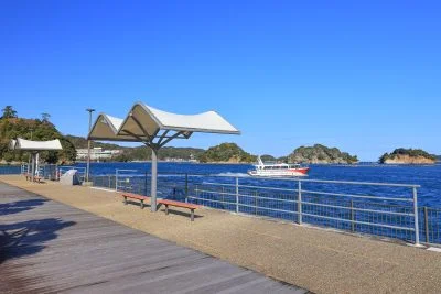 無料壁紙 かもめ広場から眺める三ッ島。PCとデスクトップ壁紙に最適な4K高画質の無料壁紙。三重県鳥羽市の鳥羽マリンターミナルで撮影したフリー写真素材