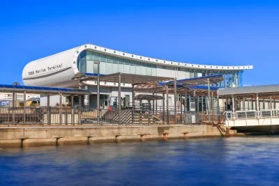 無料壁紙 真珠のネックレスをイメージした建物外観。PCとデスクトップ壁紙に最適な4K高画質の無料壁紙。三重県鳥羽市の鳥羽マリンターミナルで撮影したフリー写真素材