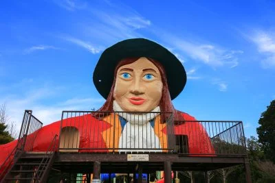 無料壁紙 私はガリバー。PCとデスクトップ壁紙に最適な4K高画質の無料壁紙。三重県鳥羽市の鳥羽市民の森公園で撮影したフリー写真素材