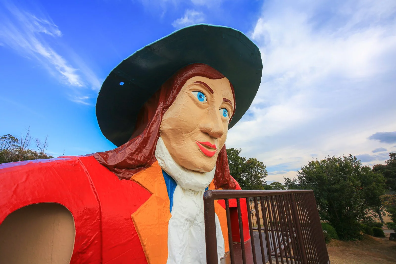 無料壁紙 鳥羽を見守るガリバー。PCとデスクトップ壁紙に最適な4K高画質の無料壁紙。三重県鳥羽市の鳥羽市民の森公園で撮影したフリー写真素材