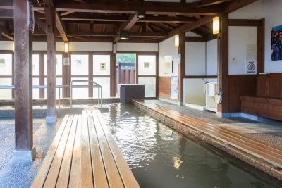 無料壁紙 無料の足湯「関宿温泉 小萬の湯」。PCとデスクトップ壁紙に最適な4K高画質の無料壁紙。三重県亀山市の東海道関宿で撮影したフリー写真素材