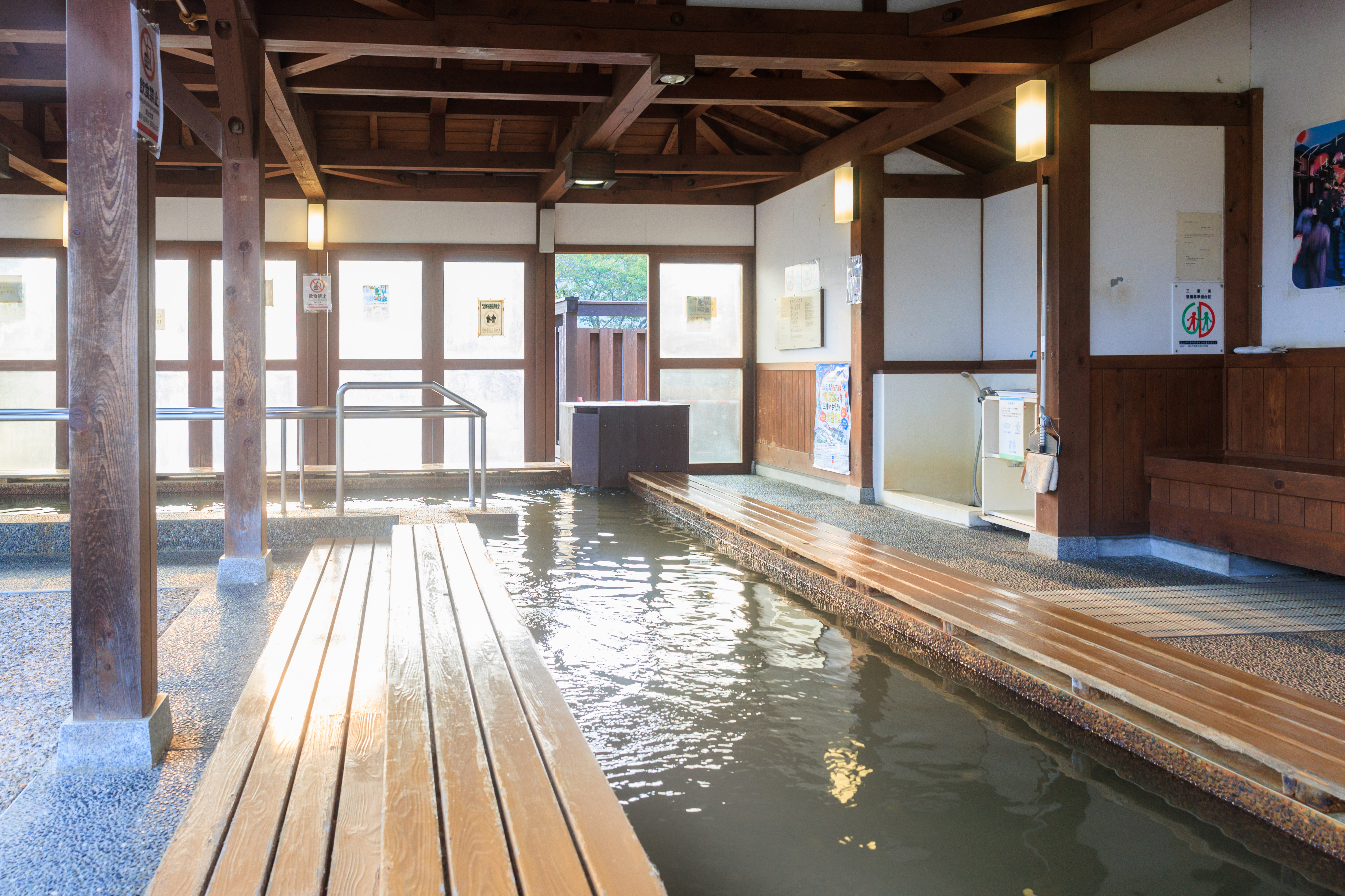 無料の足湯「関宿温泉 小萬の湯」(三重県亀山市・東海道関宿)
