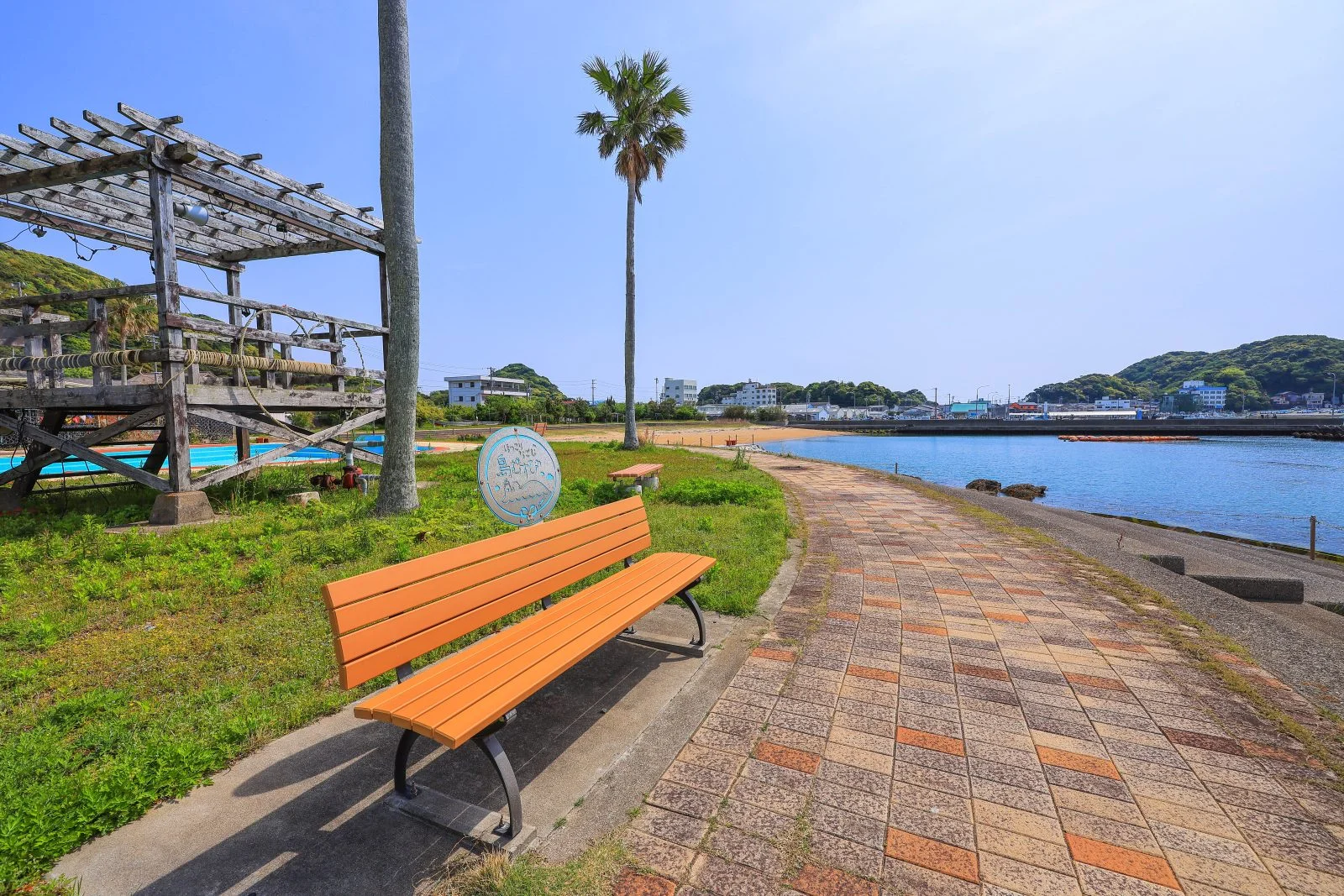 無料壁紙 和具サンシャインビーチのベンチ。PCとデスクトップ壁紙に最適な4K高画質の無料壁紙。三重県鳥羽市の答志島で撮影したフリー写真素材