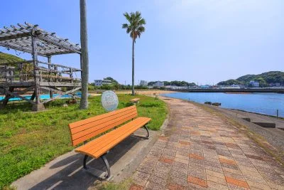 無料壁紙 和具サンシャインビーチのベンチ。PCとデスクトップ壁紙に最適な4K高画質の無料壁紙。三重県鳥羽市の答志島で撮影したフリー写真素材