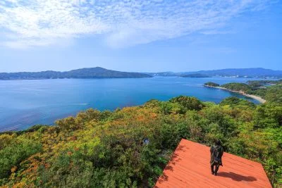 無料壁紙 天望山レイフィールドの展望デッキに立つ人と鳥羽湾。PCとデスクトップ壁紙に最適な4K高画質の無料壁紙。三重県鳥羽市の答志島で撮影したフリー写真素材