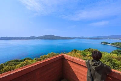 無料壁紙 天望山レイフィールドの展望デッキ２階から眺める鳥羽湾。PCとデスクトップ壁紙に最適な4K高画質の無料壁紙。三重県鳥羽市の答志島で撮影したフリー写真素材