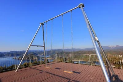 無料壁紙 たちばな展望台と海とブランコ。PCとデスクトップ壁紙に最適な4K高画質の無料壁紙。三重県南伊勢町の鵜倉園地で撮影したフリー写真素材