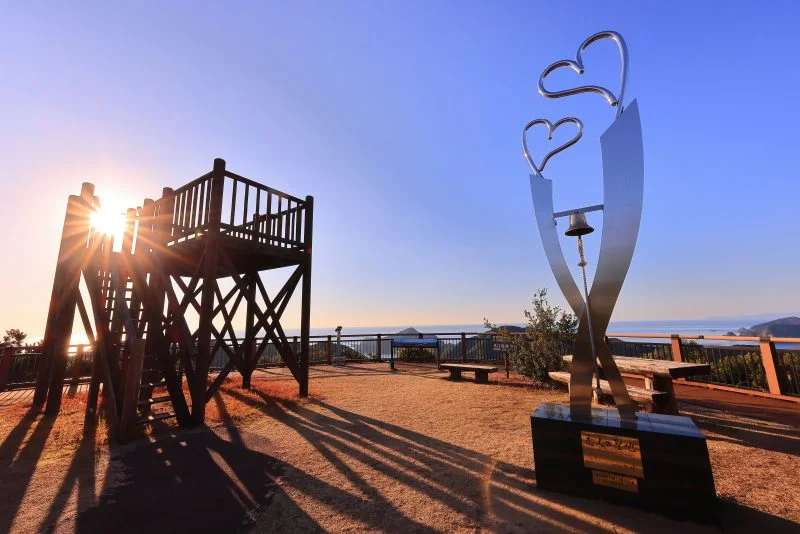 無料壁紙 見江島展望台から眺める初日の出。PCとデスクトップ壁紙に最適な4K高画質の無料壁紙。三重県南伊勢町の鵜倉園地で撮影したフリー写真素材