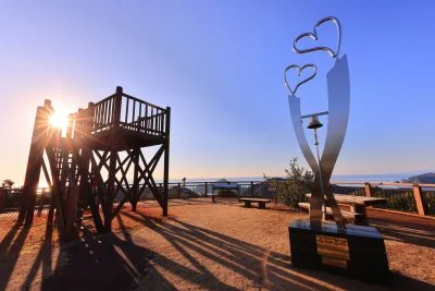 無料壁紙 見江島展望台から眺める初日の出。PCとデスクトップ壁紙に最適な4K高画質の無料壁紙。三重県南伊勢町の鵜倉園地で撮影したフリー写真素材