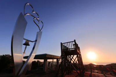 無料壁紙 見江島展望台と初日の出。PCとデスクトップ壁紙に最適な4K高画質の無料壁紙。三重県南伊勢町の鵜倉園地で撮影したフリー写真素材