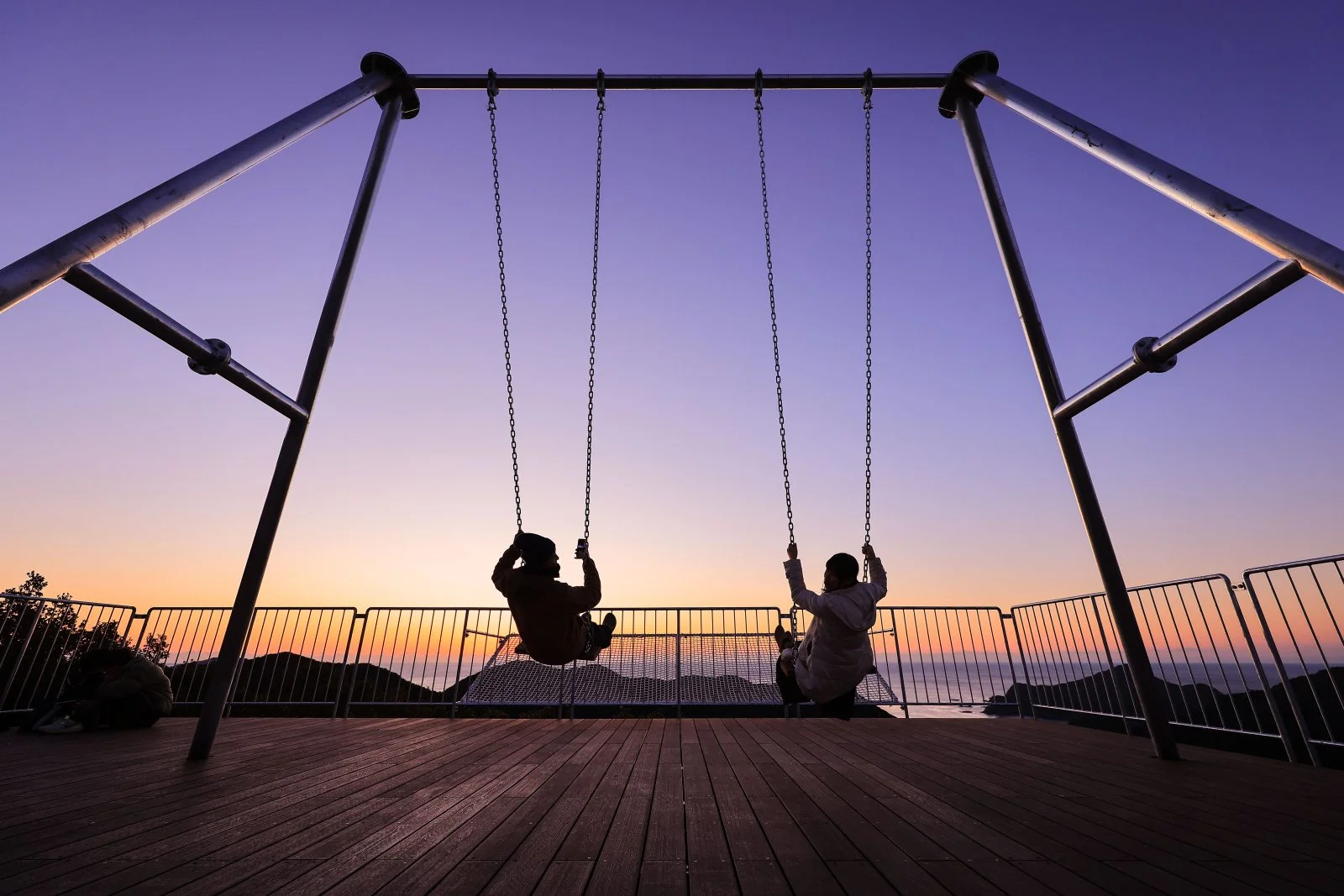 無料壁紙 たちばな展望台のブランコでツーショット。PCとデスクトップ壁紙に最適な4K高画質の無料壁紙。三重県南伊勢町の鵜倉園地で撮影したフリー写真素材