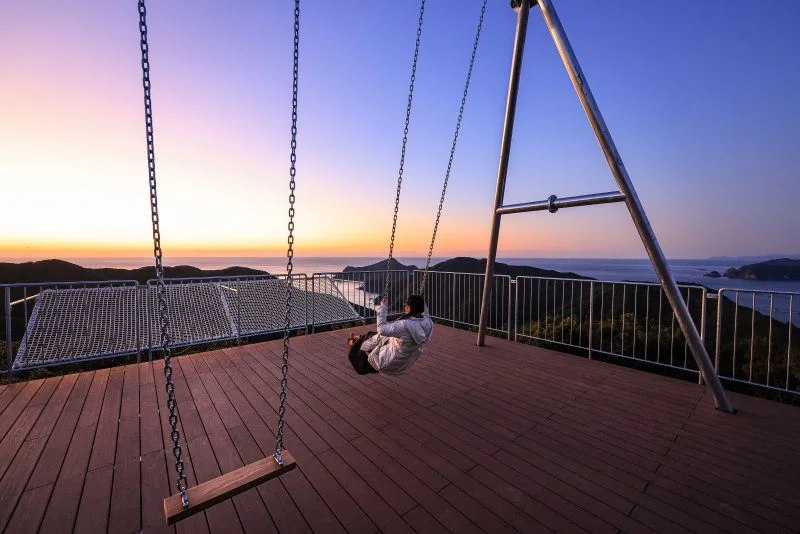 無料壁紙 たちばな展望台の朝焼けブランコ。PCとデスクトップ壁紙に最適な4K高画質の無料壁紙。三重県南伊勢町の鵜倉園地で撮影したフリー写真素材