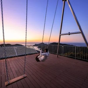 無料壁紙 たちばな展望台の朝焼けブランコ。PCとデスクトップ壁紙に最適な4K高画質の無料壁紙。三重県南伊勢町の鵜倉園地で撮影したフリー写真素材