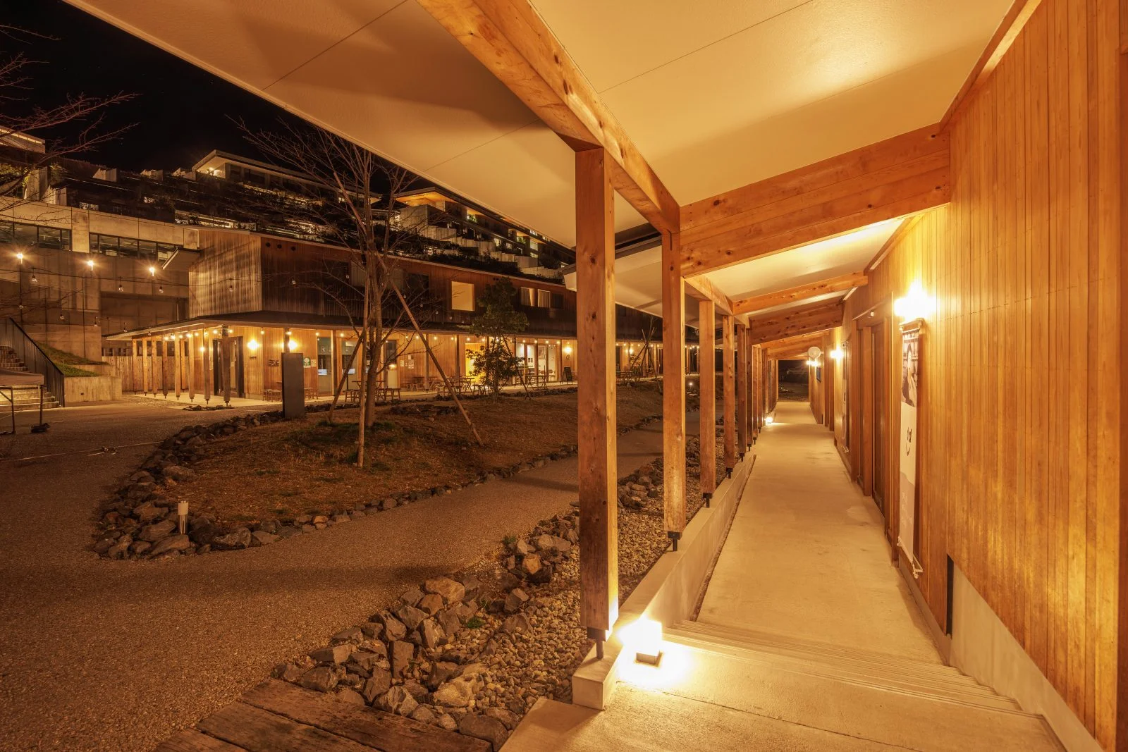 無料壁紙 サンセバスチャン通りの夜景色。PCとデスクトップ壁紙に最適な4K高画質の無料壁紙。三重県多気町のVISONで撮影したフリー写真素材