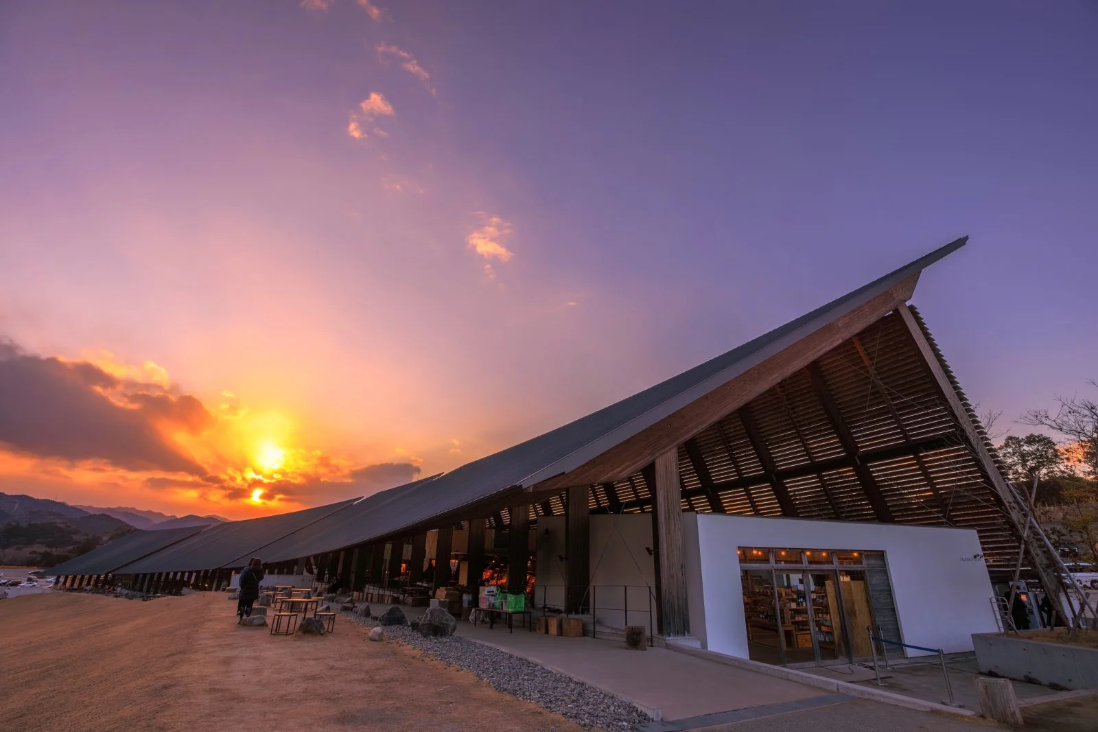 無料壁紙 マルシェヴィソンと夕焼け。PCとデスクトップ壁紙に最適な4K高画質の無料壁紙。三重県多気町のVISONで撮影したフリー写真素材