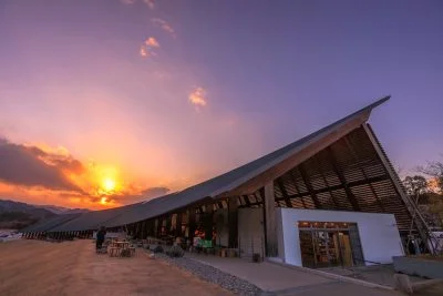 無料壁紙 マルシェヴィソンと夕焼け。PCとデスクトップ壁紙に最適な4K高画質の無料壁紙。三重県多気町のVISONで撮影したフリー写真素材