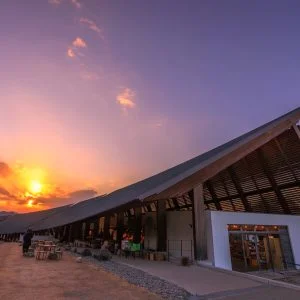 無料壁紙 マルシェヴィソンと夕焼け。PCとデスクトップ壁紙に最適な4K高画質の無料壁紙。三重県多気町のVISONで撮影したフリー写真素材