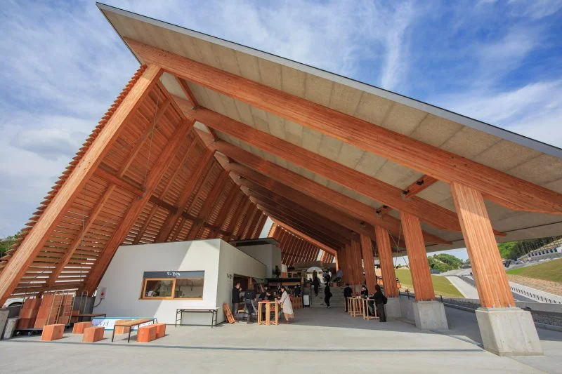 無料壁紙 マルシェヴィソン 駐車場側の入口。PCとデスクトップ壁紙に最適な4K高画質の無料壁紙。三重県多気町のVISONで撮影したフリー写真素材